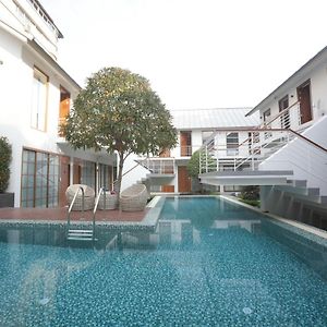 Four O'Clock Hotel